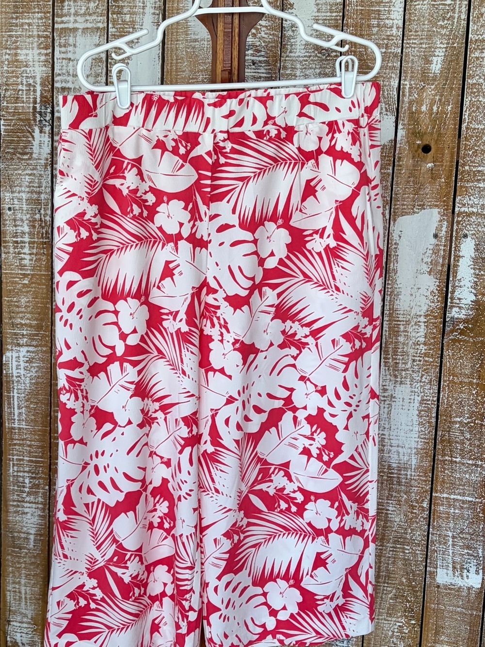 Women’s Coral & White Tropical Print Cropped Pants